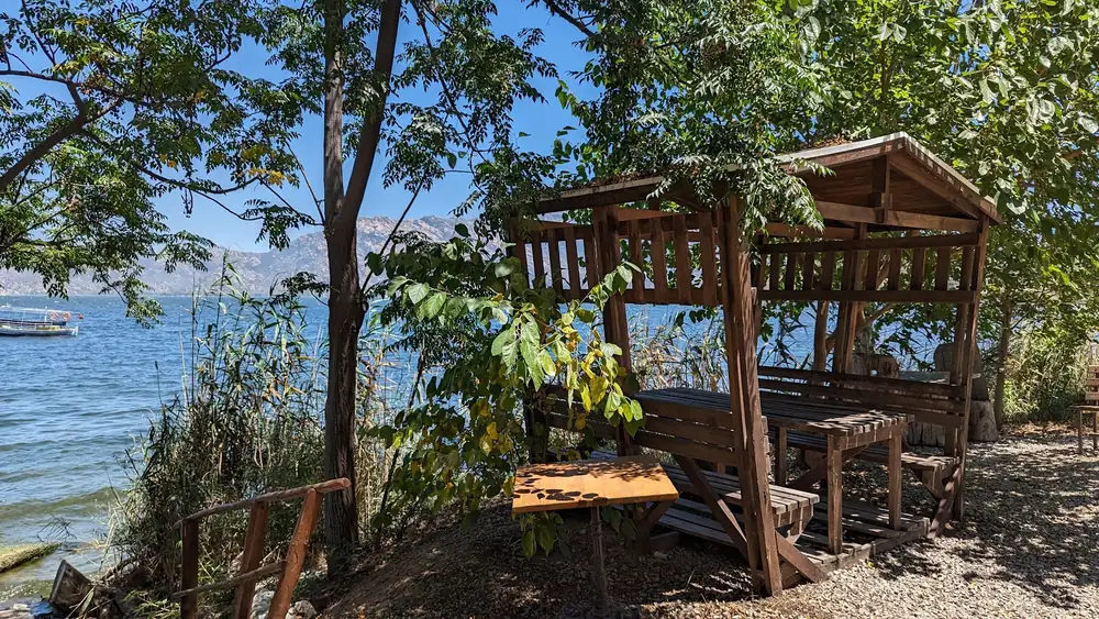 A shaded lakeside setting in Türkiye